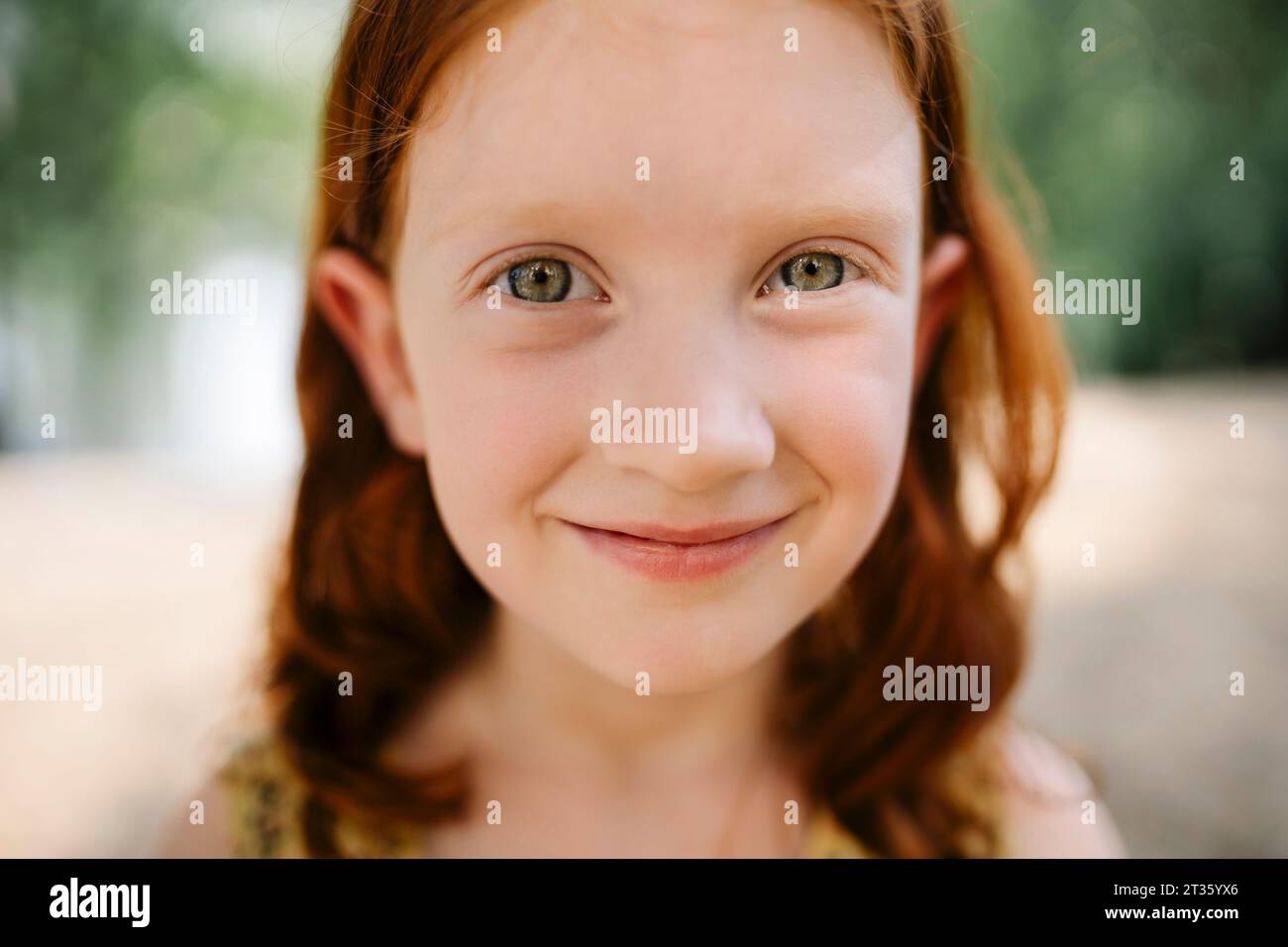 Sorridente ragazza rossa nel parco Foto Stock
