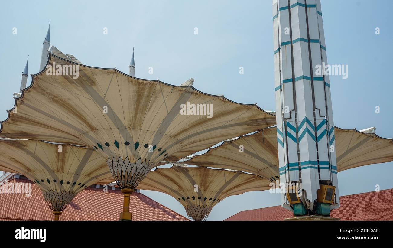 Uno degli ornamenti della grande Moschea nel centro di Giava è un gigantesco ombrello idraulico che può aprirsi e chiudersi automaticamente Foto Stock