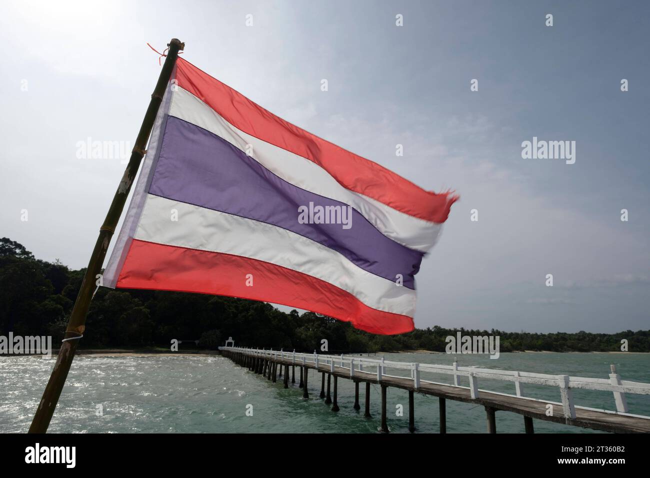 Thailändische Fahne - Koh Phayam - Thailandia, Dezember 2022 *** bandiera tailandese Koh Phayam Thailandia, dicembre 2022 credito: Imago/Alamy Live News Foto Stock