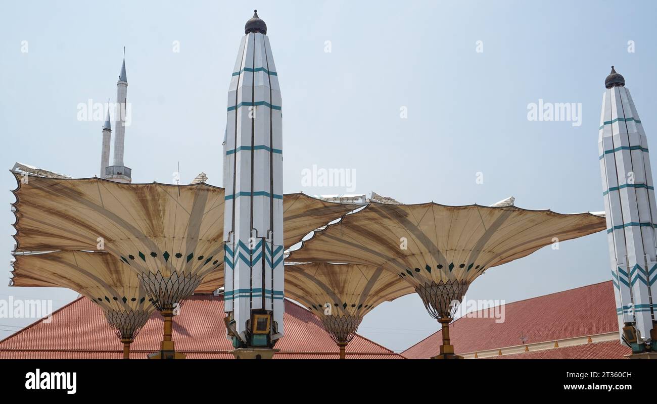 Uno degli ornamenti della grande Moschea nel centro di Giava è un gigantesco ombrello idraulico che può aprirsi e chiudersi automaticamente Foto Stock