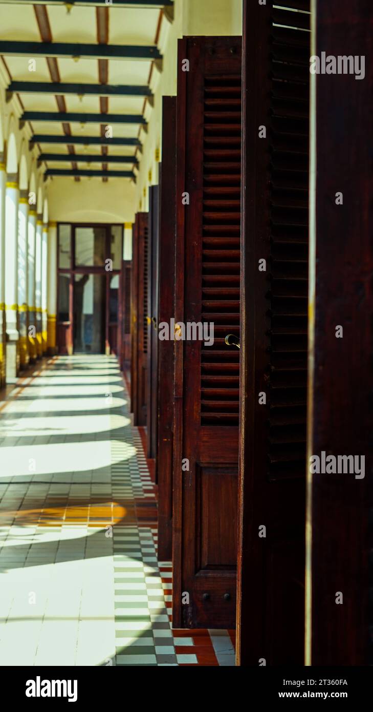 un ornamento da edificio a mille porte o lawang sewu, alte porte di legno allineate in ogni angolo dell'edificio Foto Stock