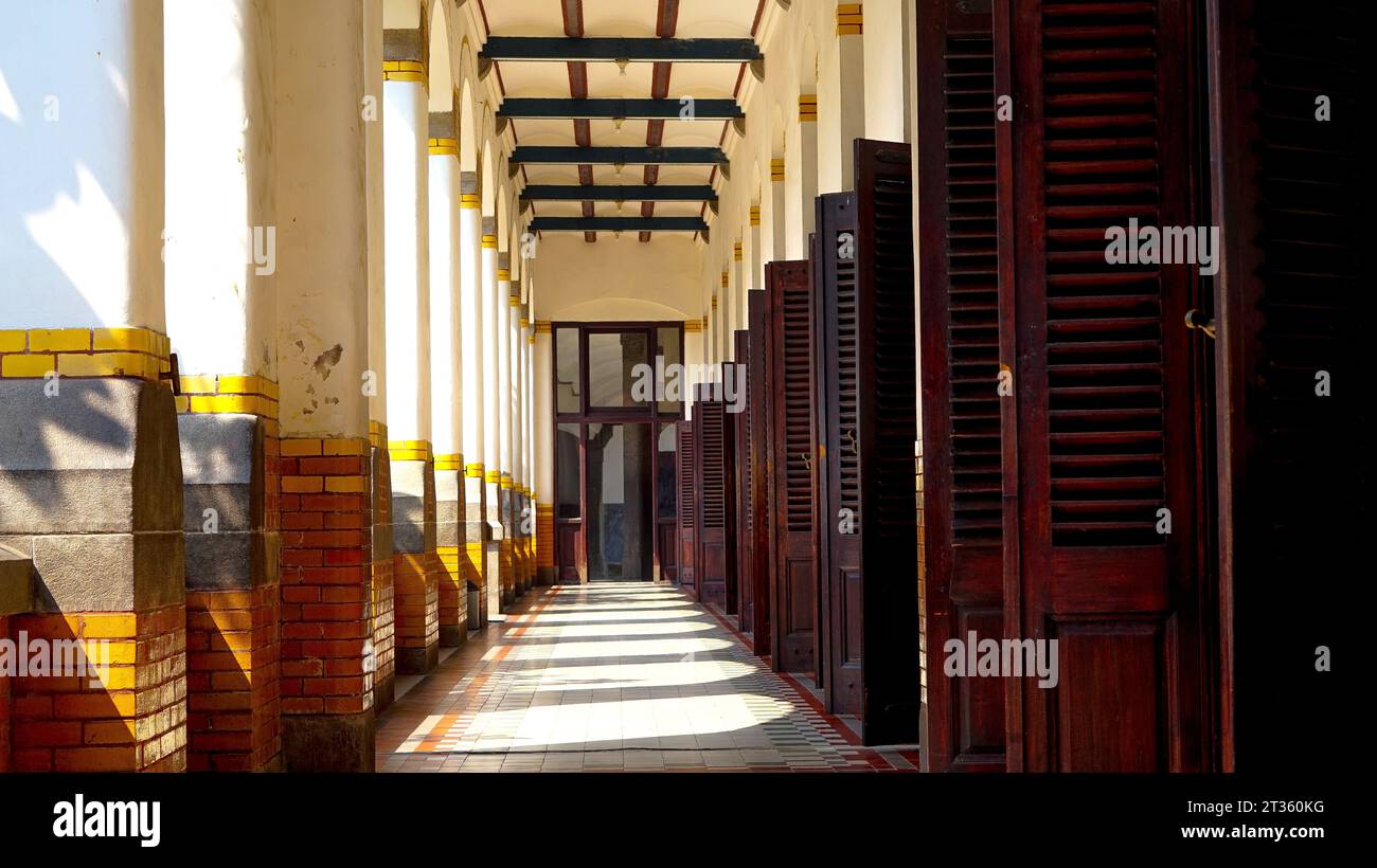 un ornamento da edificio a mille porte o lawang sewu, alte porte di legno allineate in ogni angolo dell'edificio Foto Stock