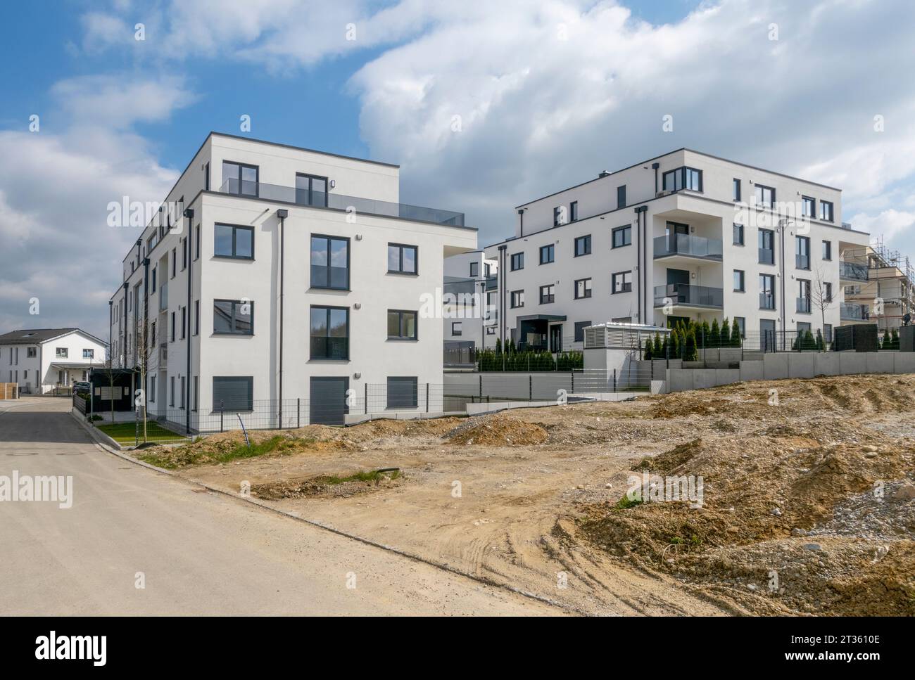 Germania, Baviera, Odelzhausen, edifici periferici moderni con cantiere in primo piano Foto Stock