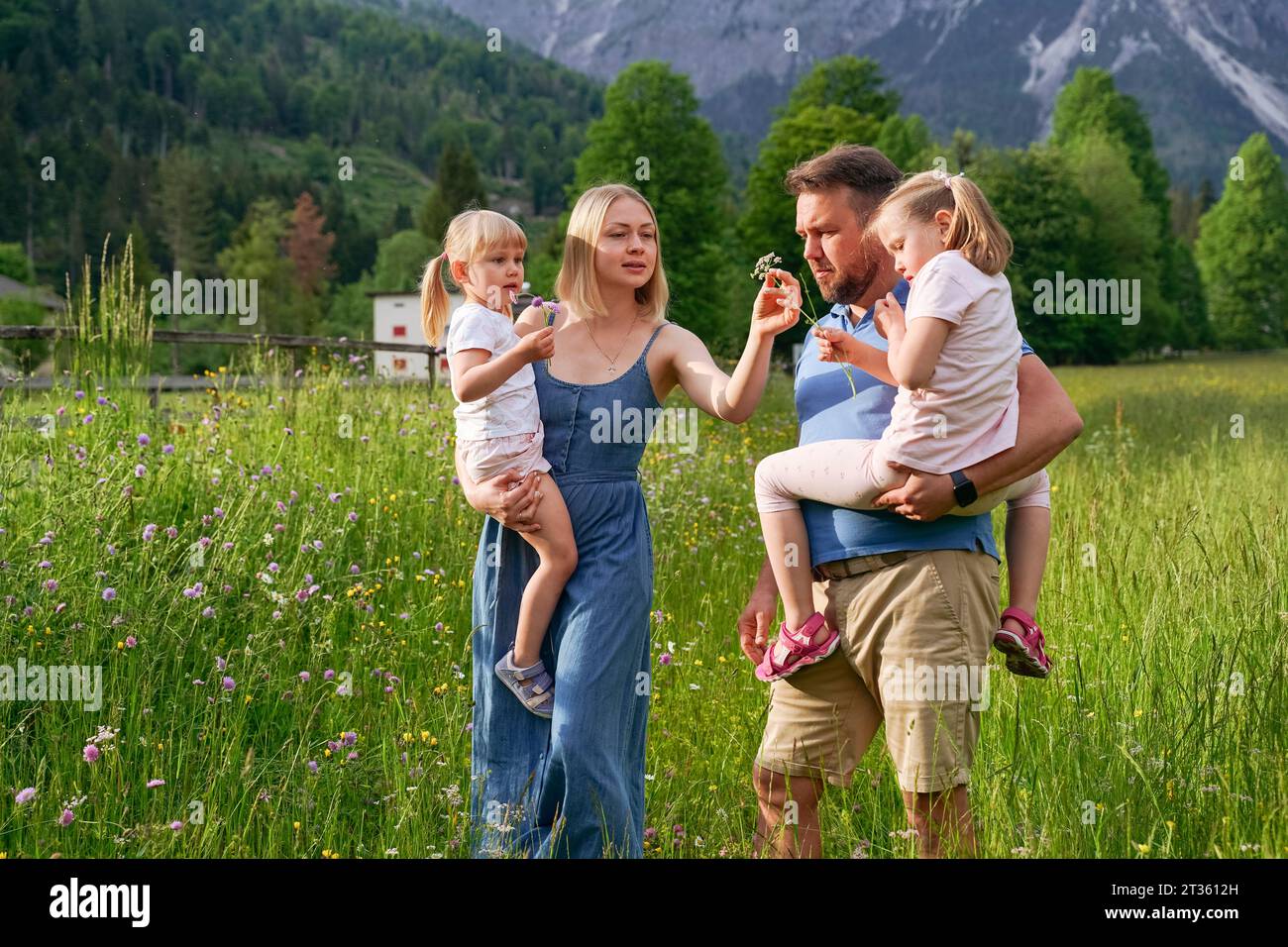 Le famiglie trascorrono le loro vacanze passeggiando sull'erba Foto Stock