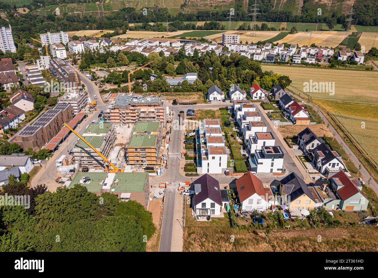 Germania, Baden-Wurttemberg, Ludwigsburg, veduta aerea delle case suburbane e del cantiere in una nuova area di sviluppo Foto Stock