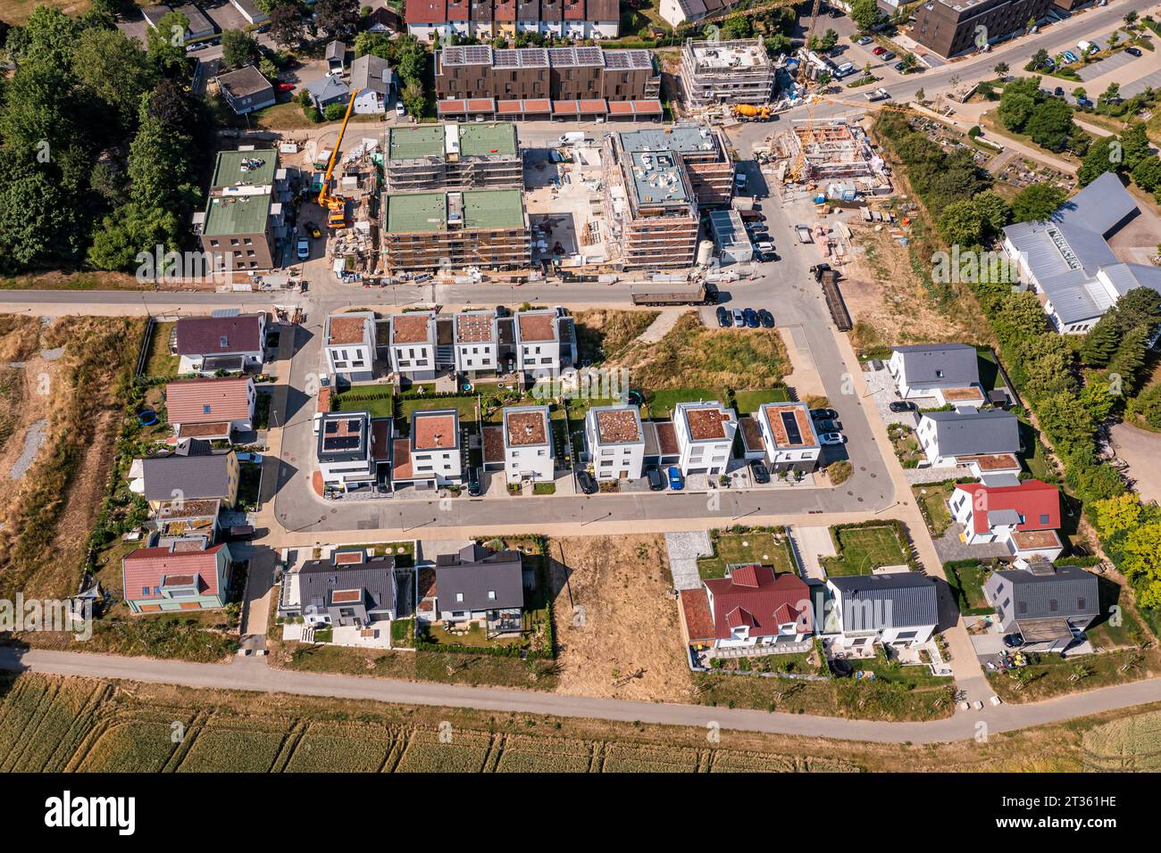 Germania, Baden-Wurttemberg, Ludwigsburg, veduta aerea delle case suburbane e del cantiere in una nuova area di sviluppo Foto Stock