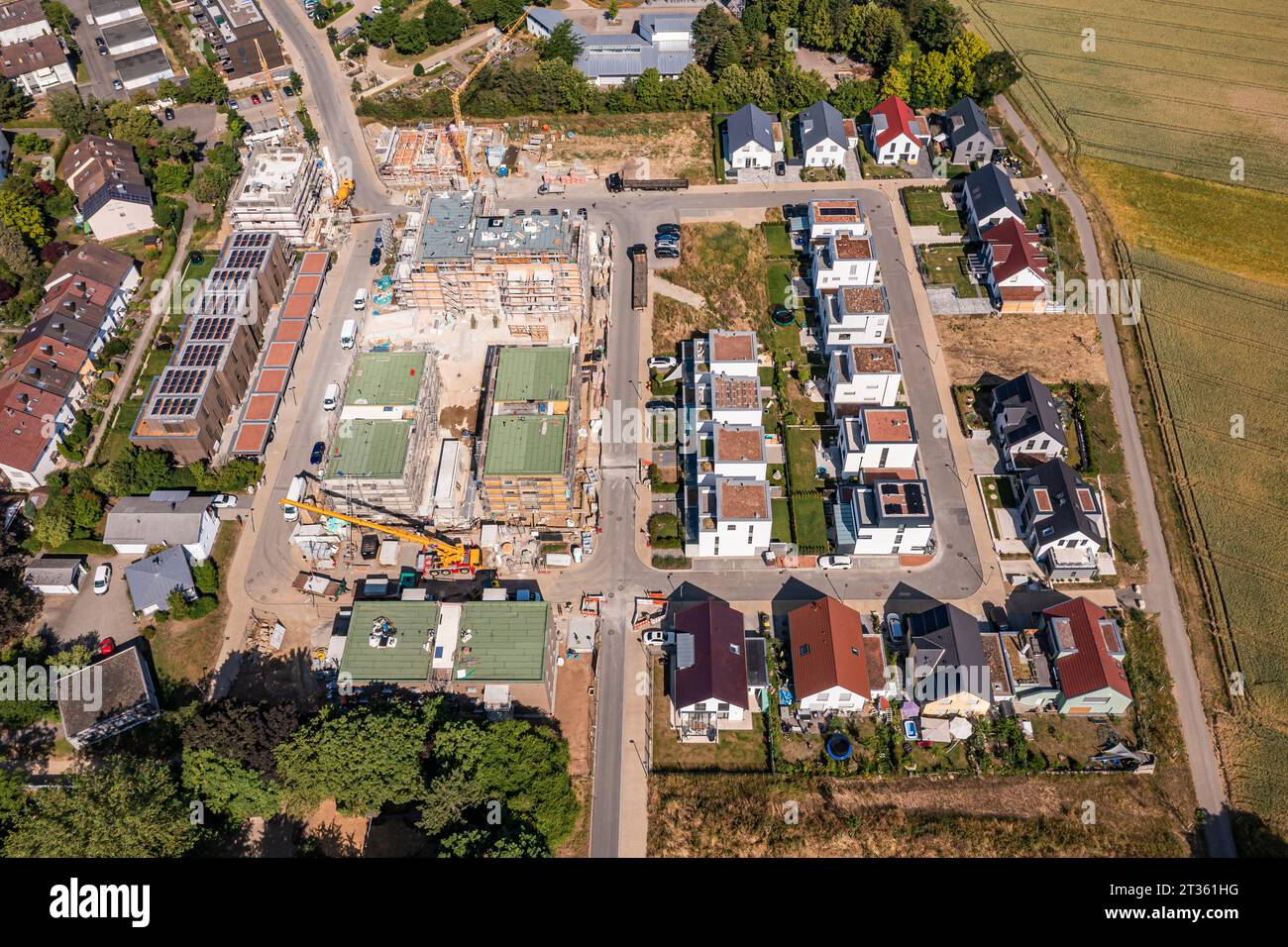 Germania, Baden-Wurttemberg, Ludwigsburg, veduta aerea delle case suburbane e del cantiere in una nuova area di sviluppo Foto Stock