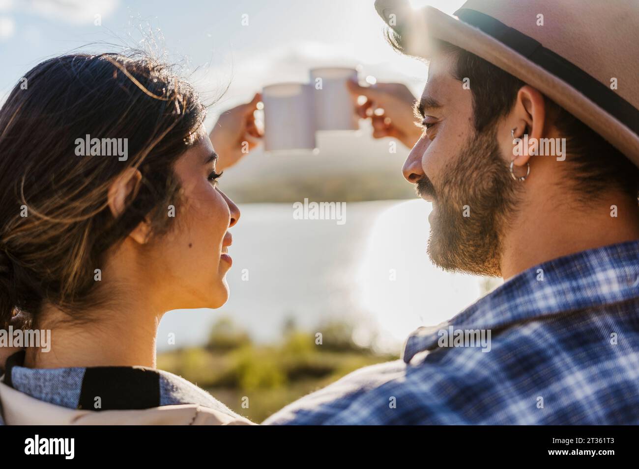 Accoppiare le tazze da caffè nella giornata di sole Foto Stock