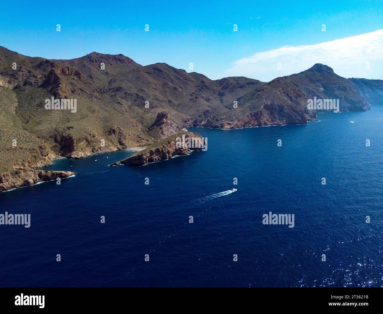 Vista aerea del mare blu e delle scogliere costiere con la spiaggia di la Azohla, Cartagena, Spagna Foto Stock