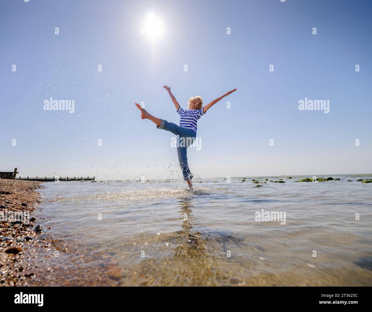 Solo per uso editoriale - Morning TV Celebrity 'Mad' Lizzie Webb fotografato sulla spiaggia di Ferring, West Sussex, Regno Unito, maggio 2023. Lizzie ha tenuto la nazione in forma con i suoi esercizi come presentatrice televisiva per la colazione nello show 1980s Breakfast ITV. Foto Stock