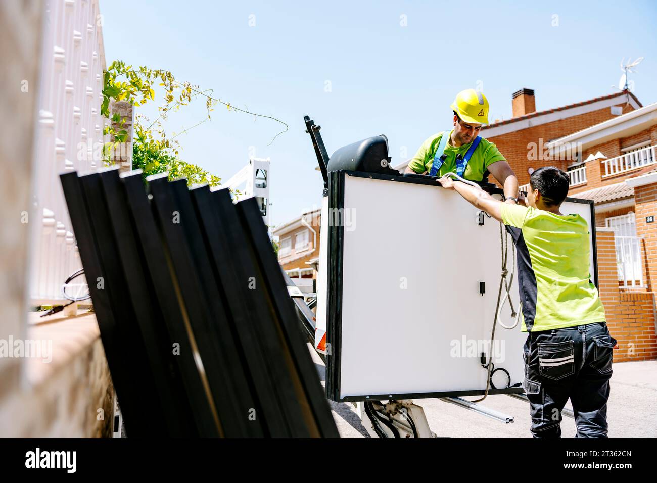 Ingegneri che lavorano con pannelli solari nelle giornate di sole in loco Foto Stock