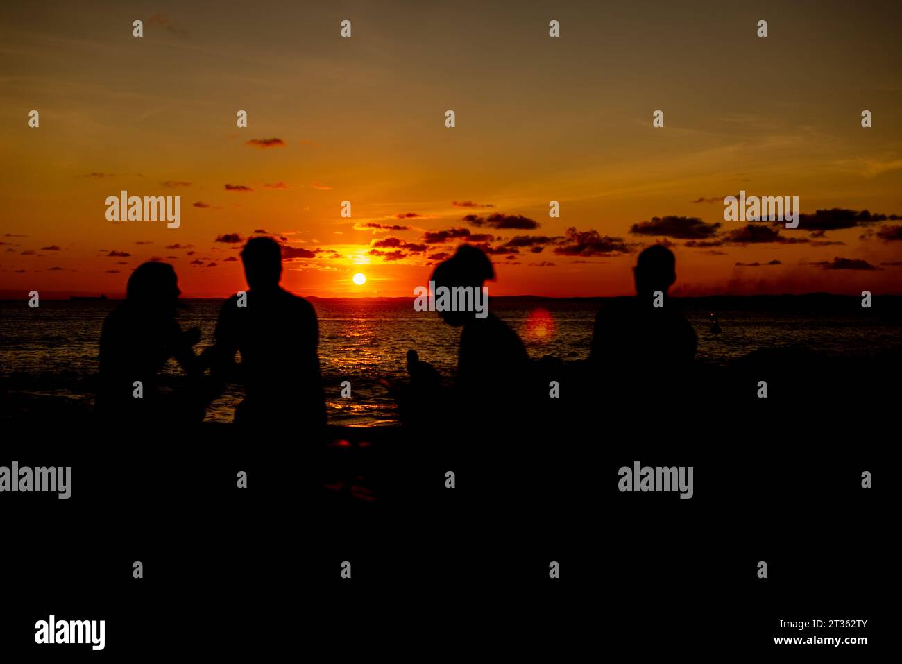 Silhouette di persone contro un tramonto romantico e bello. Nel tardo pomeriggio con le nuvole. Foto Stock