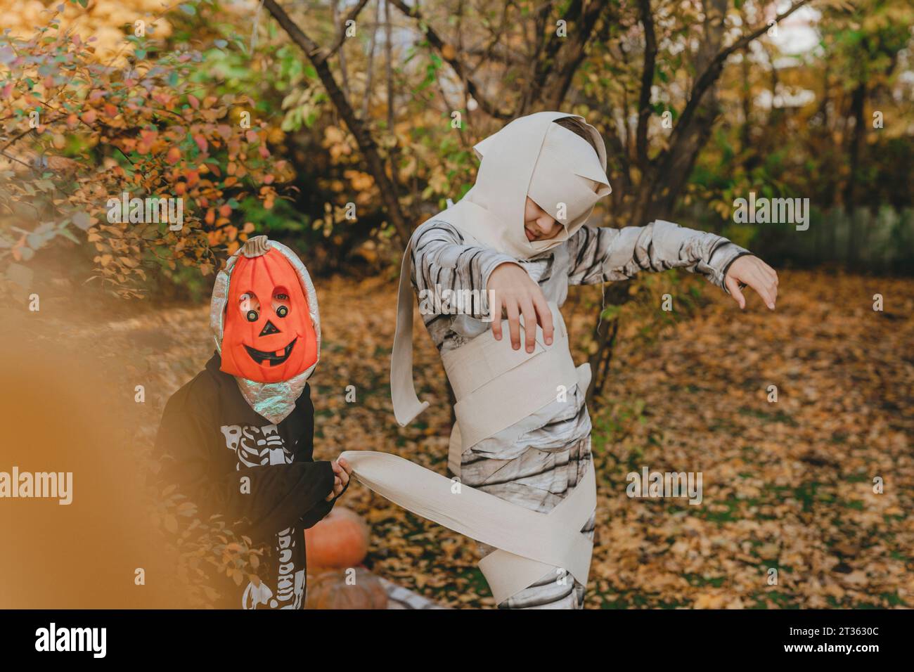 Ragazze giocose in costume che trascorrono il tempo libero in giardino Foto Stock