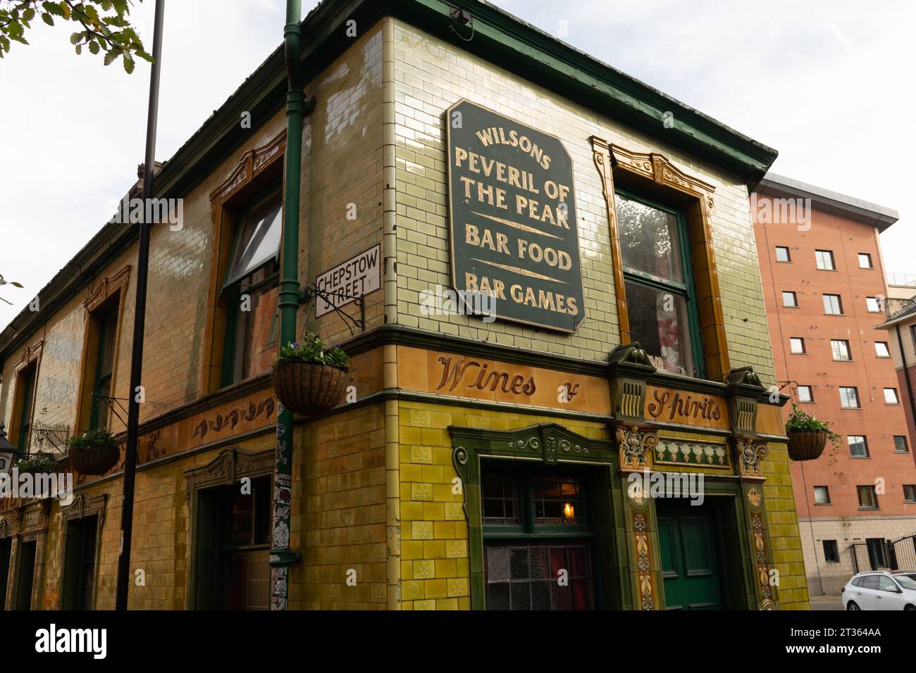 Peveril del Peak Public House. Pub tradizionale con esterno piastrellato. Chepstow Street. Testo del cartello Bar Food Bar Games. Manchester Regno Unito Foto Stock