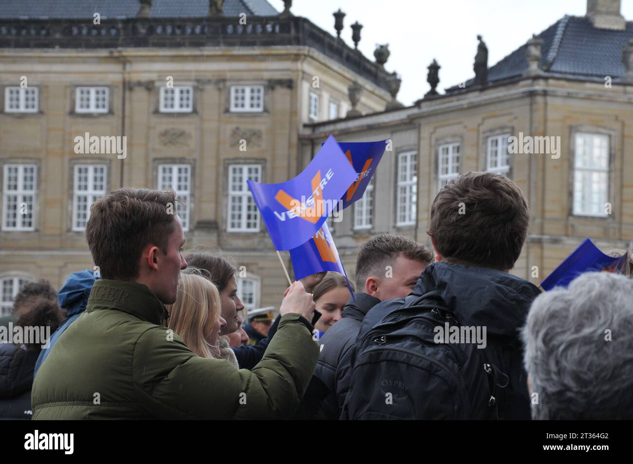 Copenhagen, Danimarca /23 ottobre. 2023/. Jacob Ellemann-Jensen parla con i media danesi abou la sua nazione di dimissioni come presidente del partito liberale e posto di ministro e anche come vice primo ministro dopo un incontro con H,M.la regina Margrethe II e il principe ereditario Frederik al palazzo Akaliemborg a Copenaghen Danimarca. (Foto: Francis Joseph Dean/Dean Pictures) Foto Stock