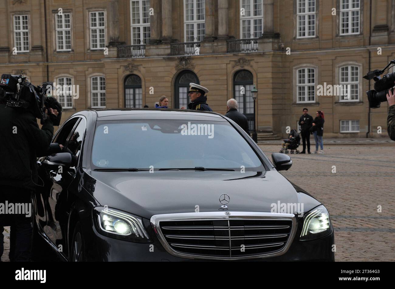 Copenhagen, Danimarca /23 ottobre. 2023/. Jacob Ellemann-Jensen parla con i media danesi abou la sua nazione di dimissioni come presidente del partito liberale e posto di ministro e anche come vice primo ministro dopo un incontro con H,M.la regina Margrethe II e il principe ereditario Frederik al palazzo Akaliemborg a Copenaghen Danimarca. (Foto: Francis Joseph Dean/Dean Pictures) Foto Stock