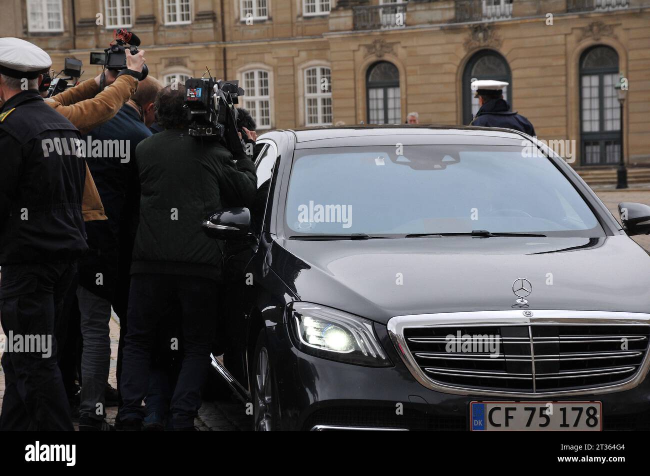 Copenhagen, Danimarca /23 ottobre. 2023/. Jacob Ellemann-Jensen parla con i media danesi abou la sua nazione di dimissioni come presidente del partito liberale e posto di ministro e anche come vice primo ministro dopo un incontro con H,M.la regina Margrethe II e il principe ereditario Frederik al palazzo Akaliemborg a Copenaghen Danimarca. (Foto: Francis Joseph Dean/Dean Pictures) Foto Stock