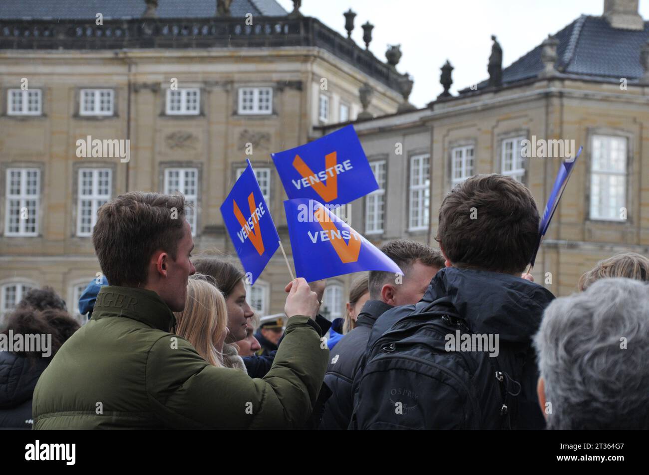 Copenhagen, Danimarca /23 ottobre. 2023/. Jacob Ellemann-Jensen parla con i media danesi abou la sua nazione di dimissioni come presidente del partito liberale e posto di ministro e anche come vice primo ministro dopo un incontro con H,M.la regina Margrethe II e il principe ereditario Frederik al palazzo Akaliemborg a Copenaghen Danimarca. (Foto: Francis Joseph Dean/Dean Pictures) Foto Stock
