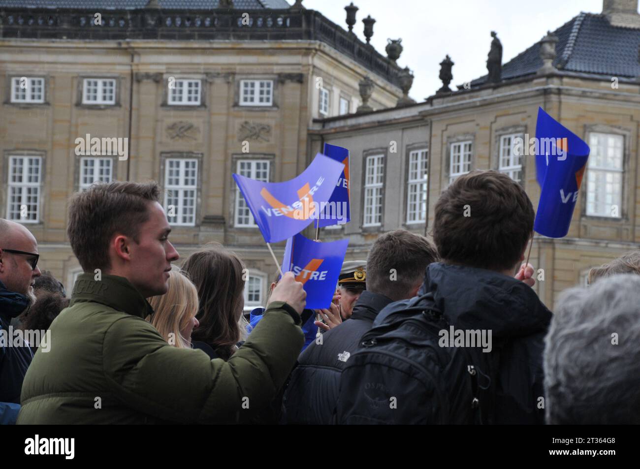 Copenhagen, Danimarca /23 ottobre. 2023/. Jacob Ellemann-Jensen parla con i media danesi abou la sua nazione di dimissioni come presidente del partito liberale e posto di ministro e anche come vice primo ministro dopo un incontro con H,M.la regina Margrethe II e il principe ereditario Frederik al palazzo Akaliemborg a Copenaghen Danimarca. (Foto: Francis Joseph Dean/Dean Pictures) Foto Stock