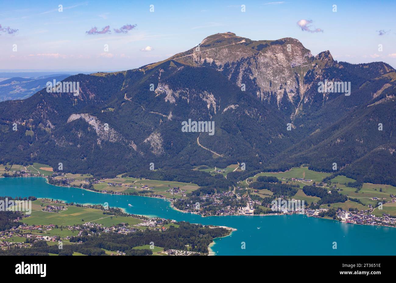 Austria, Salzburger Land, St. Wolfgang, cittadina sulla riva del lago Wolfgangsee vista dalla cima del monte Bleckwand Foto Stock