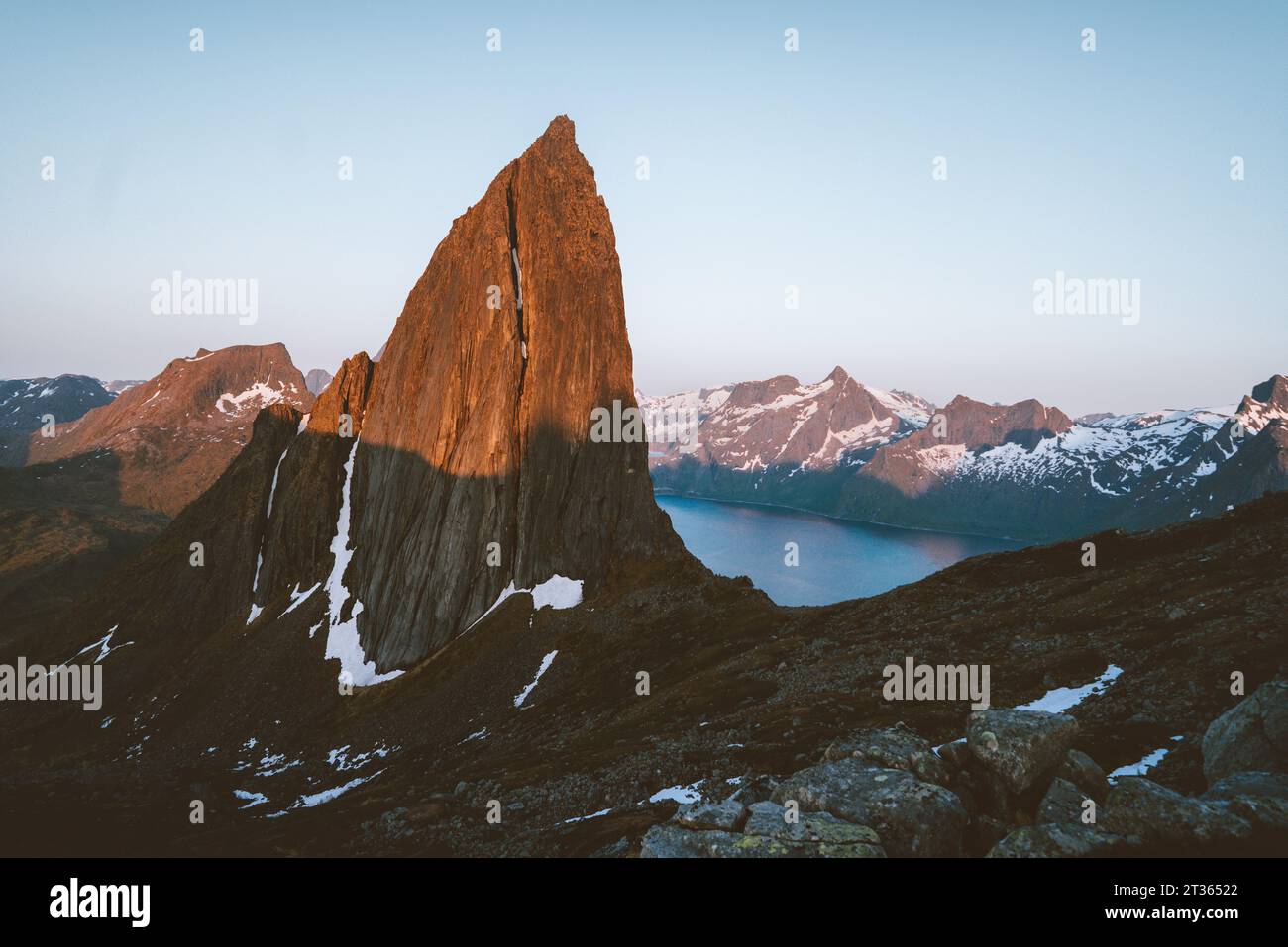 Maestosa montagna Segla in Norvegia paesaggio isola Senja vista del sole di mezzanotte picco roccioso e vista dei fiordi viaggio splendide destinazioni paesaggi scandinavi Foto Stock
