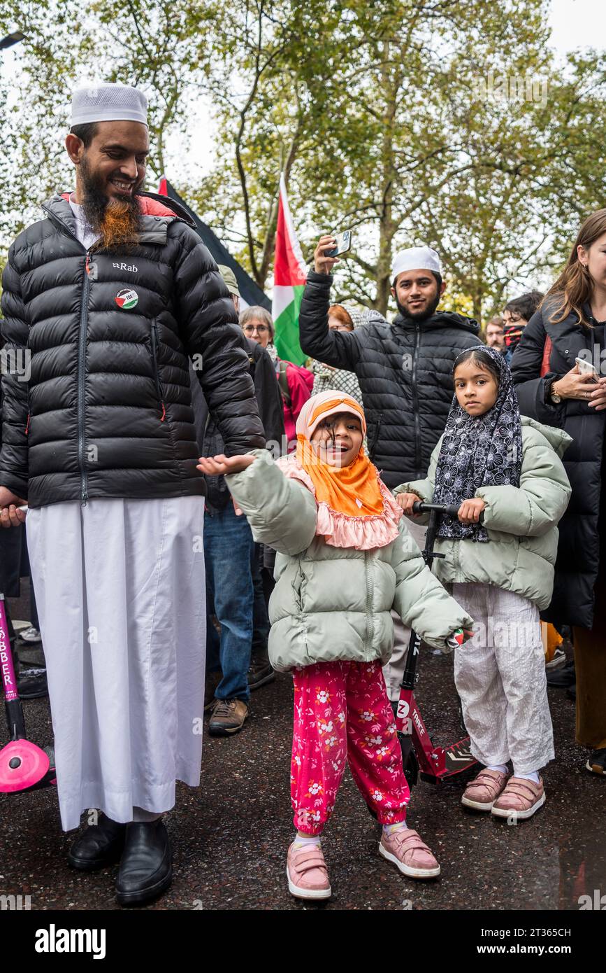 Simpatica ragazza alla protesta pro-palestinese nel centro di Londra il 21/10/2023, Inghilterra, Regno Unito Foto Stock