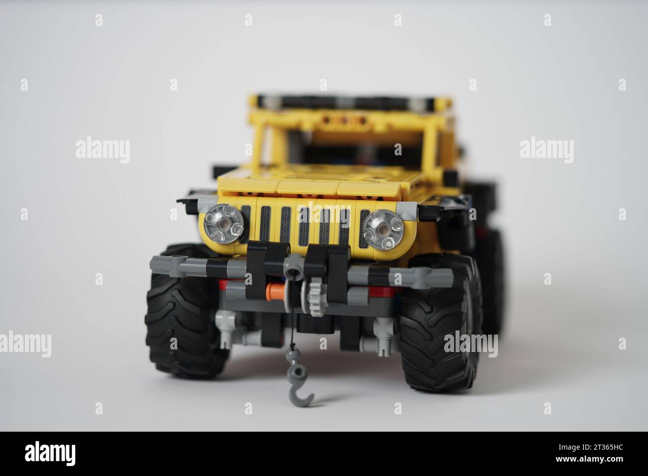 LEGO Jeep Wrangler, auto tecnica lego gialla con dettagli. Foto Stock