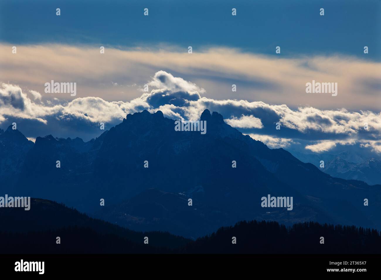 Austria, Salzburger Land, Dachstein Mountains viste dalla cima del monte Osterhorn all'alba nebbiosa Foto Stock