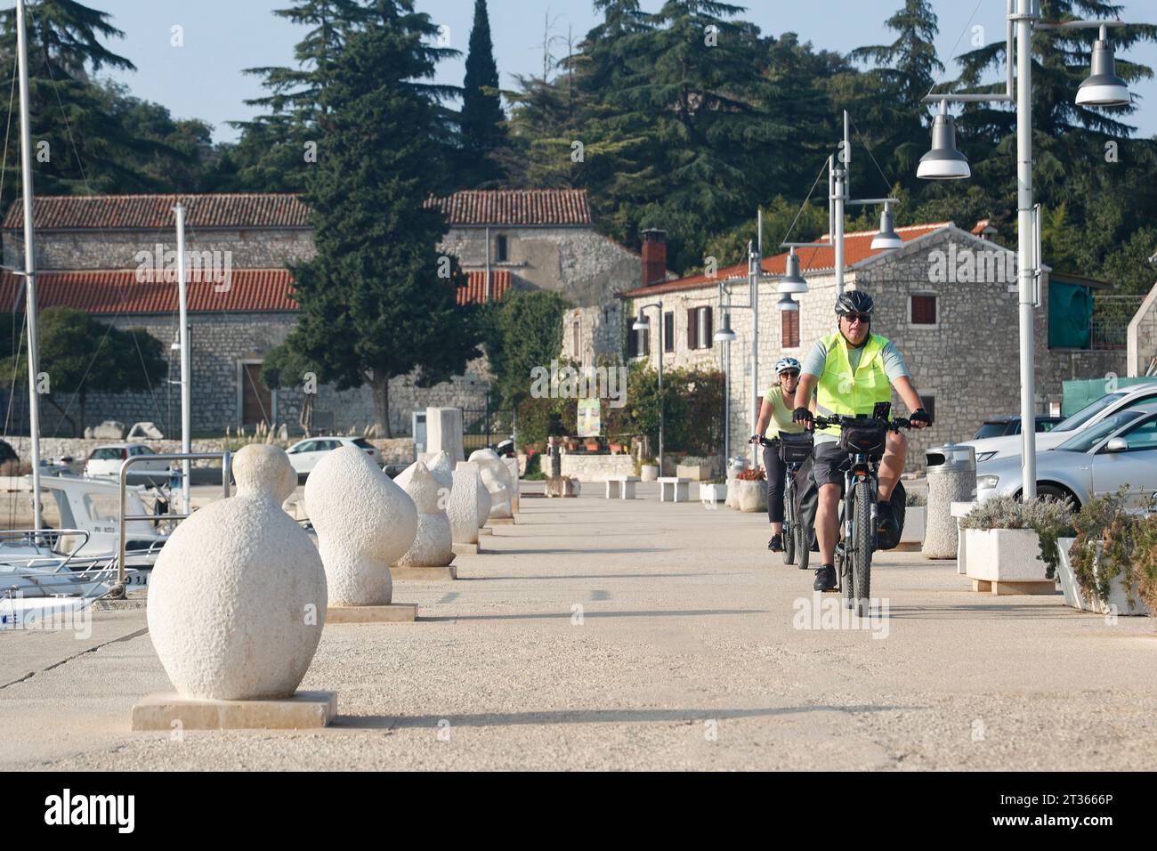Sculture realizzate nella Scuola di Scultura fiancheggiano il porto turistico di Vrsar, Istria, Croazia Foto Stock