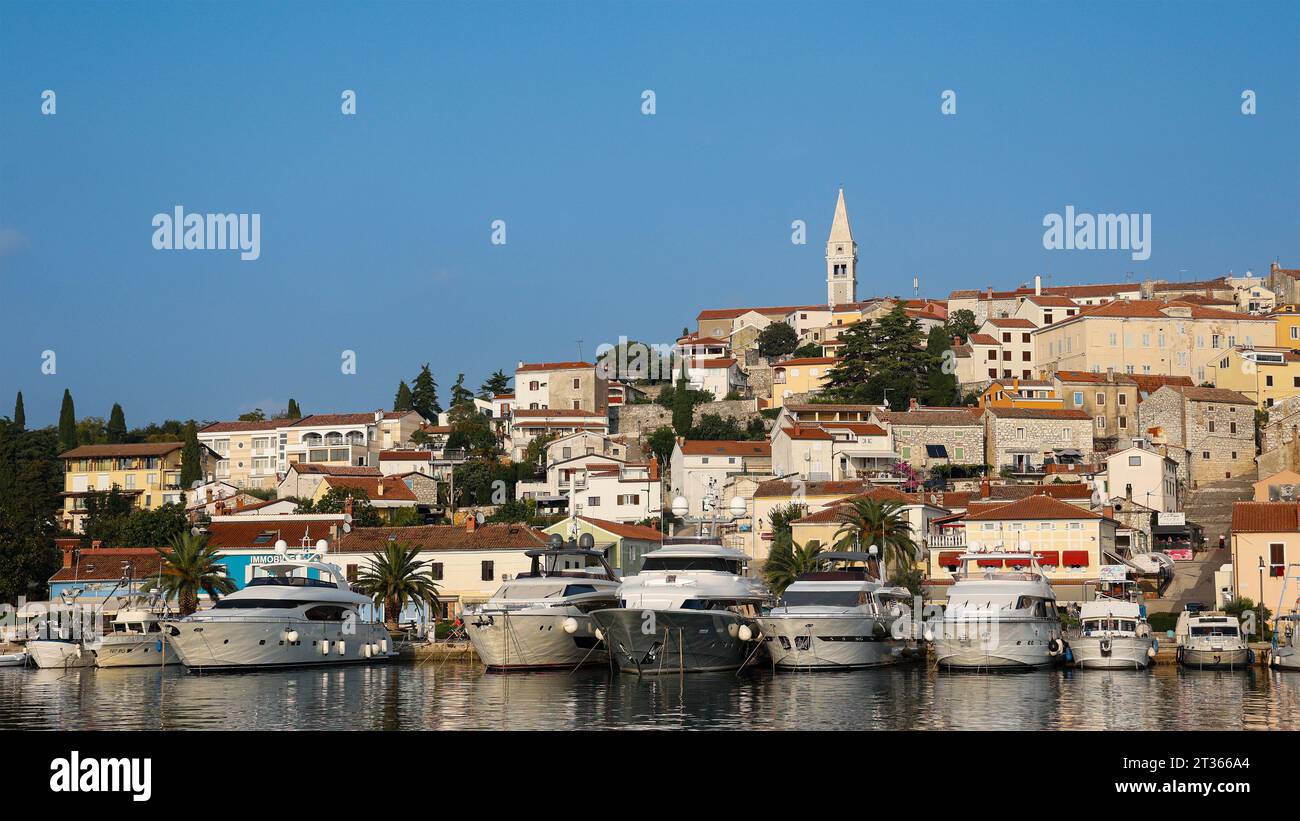 Vista sull'acqua verso la città vecchia di Vrsar, Istria, Croazia. Foto Stock