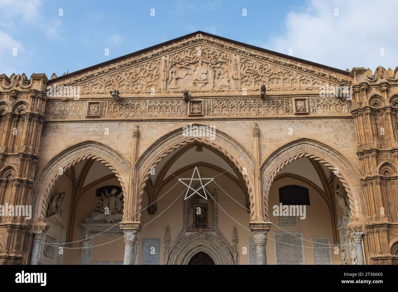 Palermo, Sicilia, 2016. Il portico e i tre portici dell'ingresso principale gotico-catalano del Duomo salutano i visitatori con una stella per Natale Foto Stock