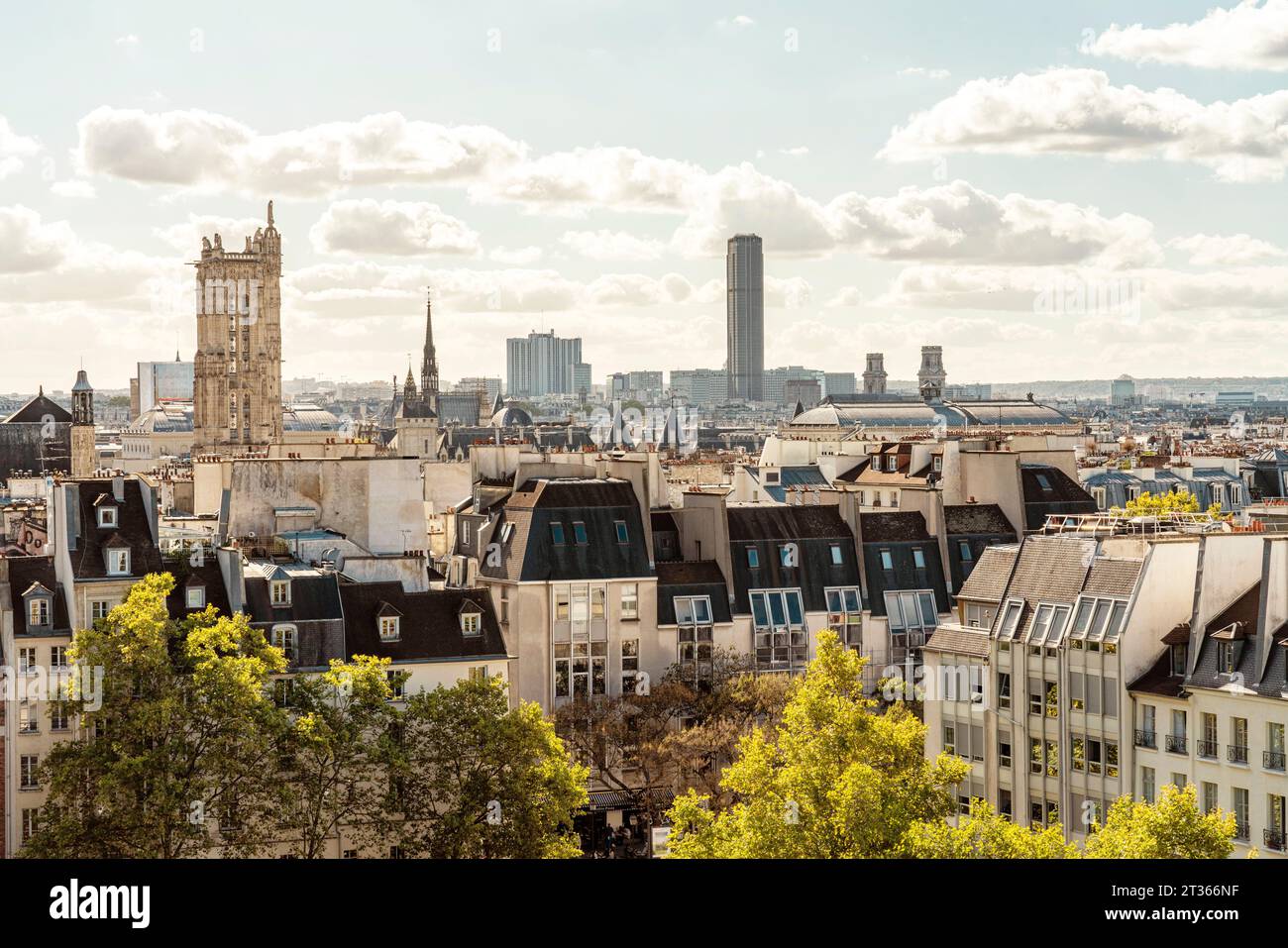 Francia, Ile-De-France, Parigi, Appartamenti con torri Tour Saint-Jacques e Montparnasse sullo sfondo Foto Stock
