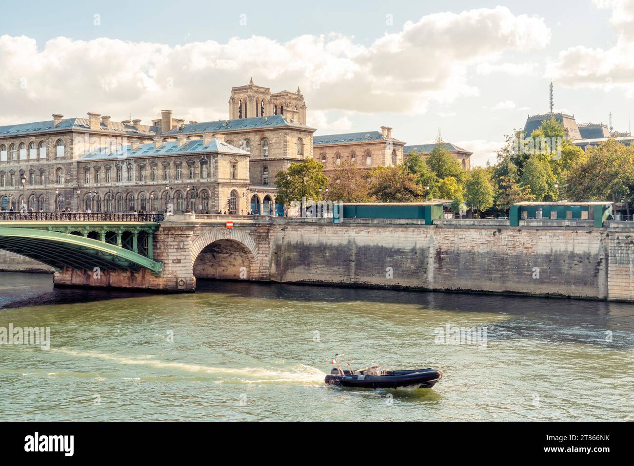 Francia, Ile-De-France, Parigi, motoscafo che passa per Pont Notre-Dame Foto Stock