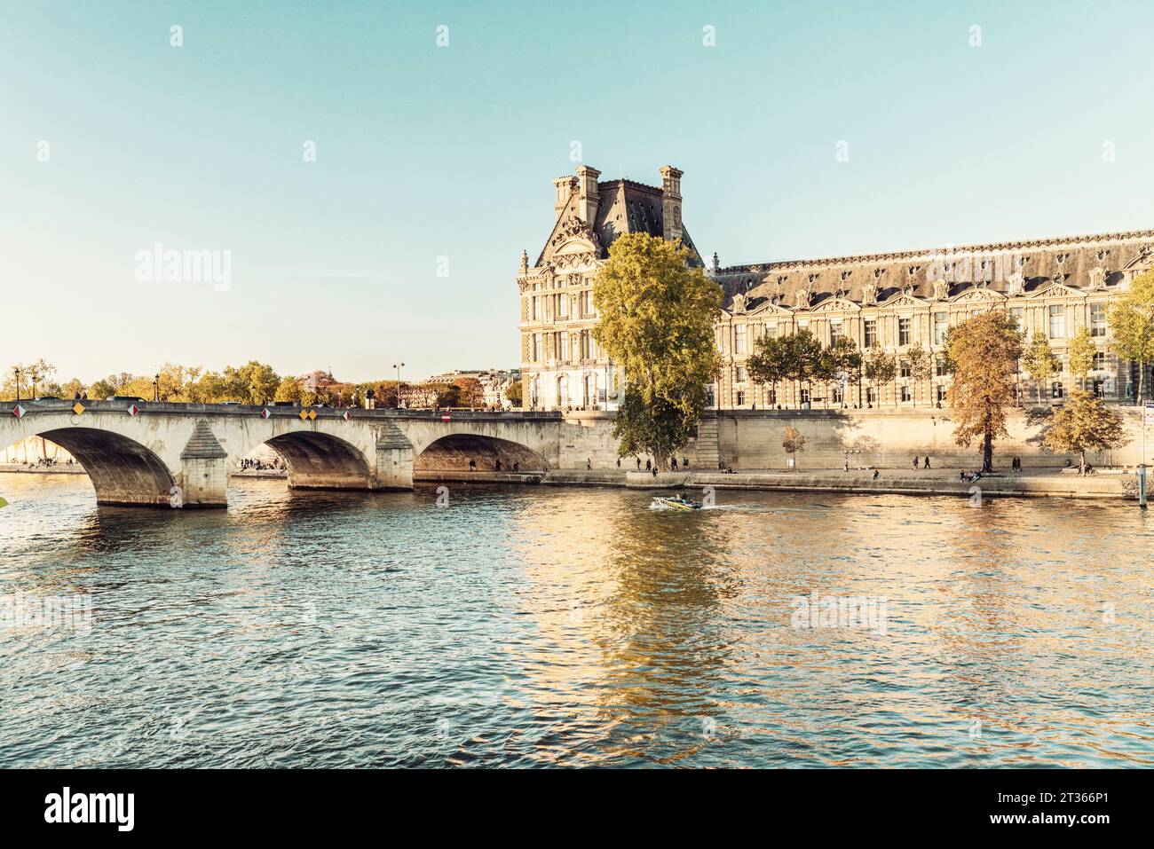 Francia, Ile-De-France, Parigi, Pont du Carrousel e Musee du Louvre Foto Stock