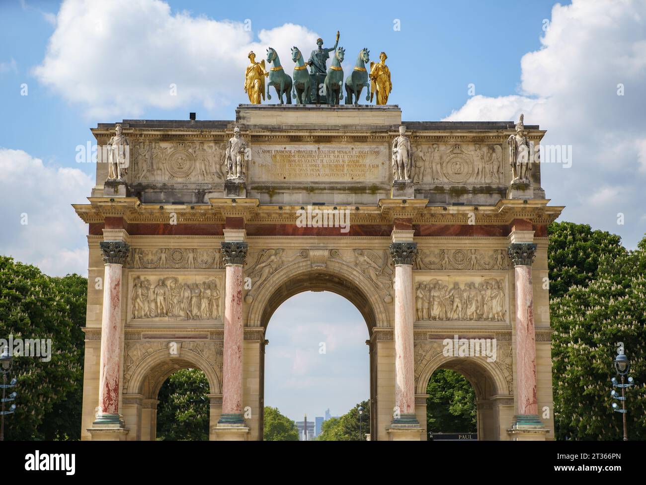 Leggendario Arco di Trionfo della giostra (in francese: Arc de Triomphe du Carrousel). PARIGI - 29 APRILE 2019 Foto Stock