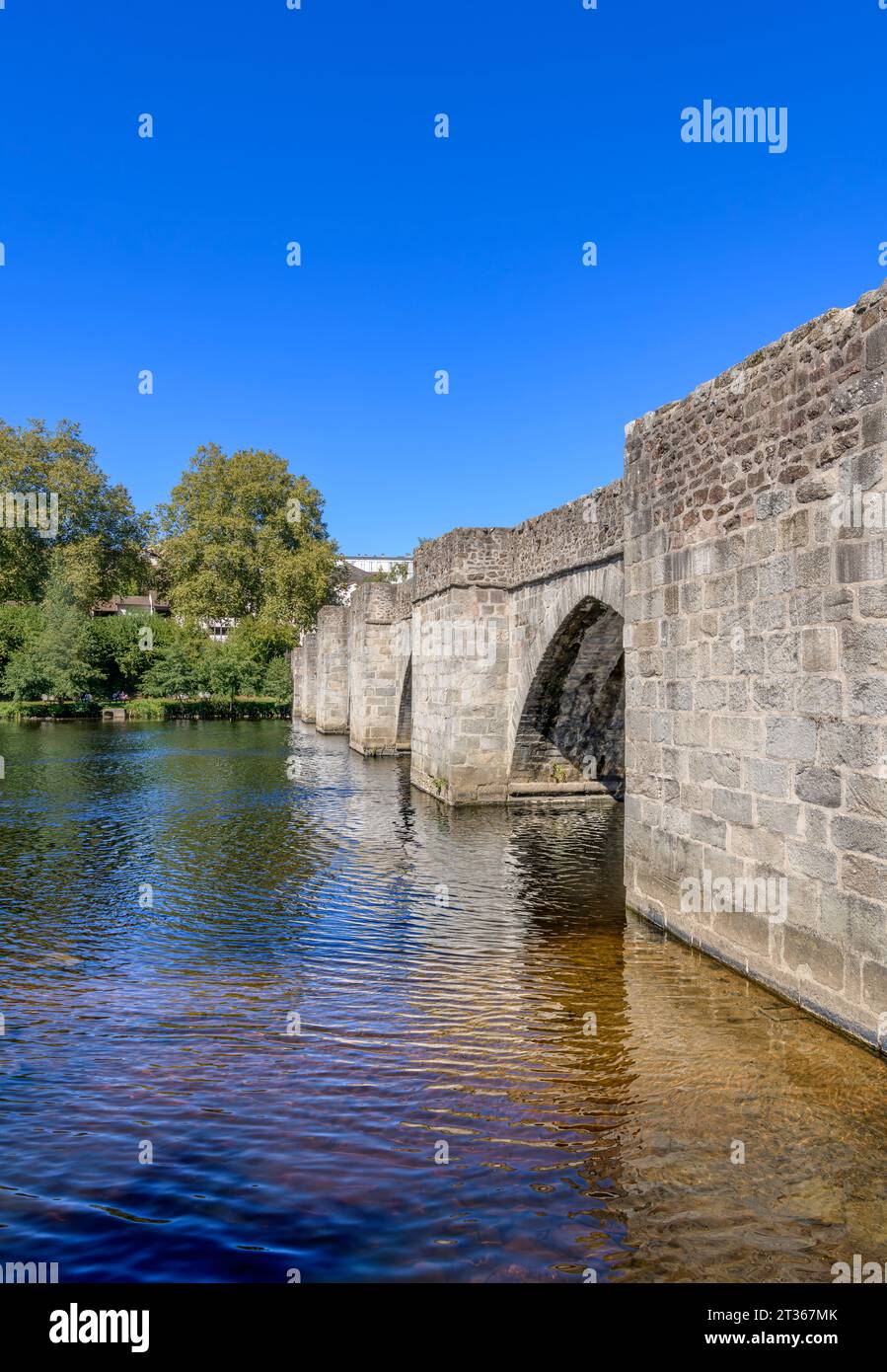 Pont Saint-Étienne a Limoges, Francia. Collega le metà della città sul fiume Vienne, completato nel 1203. Uno dei meglio conservati in Francia. Foto Stock