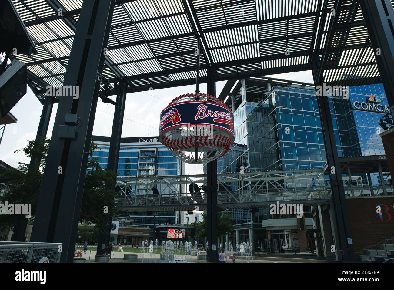 Atlanta, Georgia, USA- giugno 12,2021: Logo MLB Atlanta Braves sul baseball gigante leggero Foto Stock