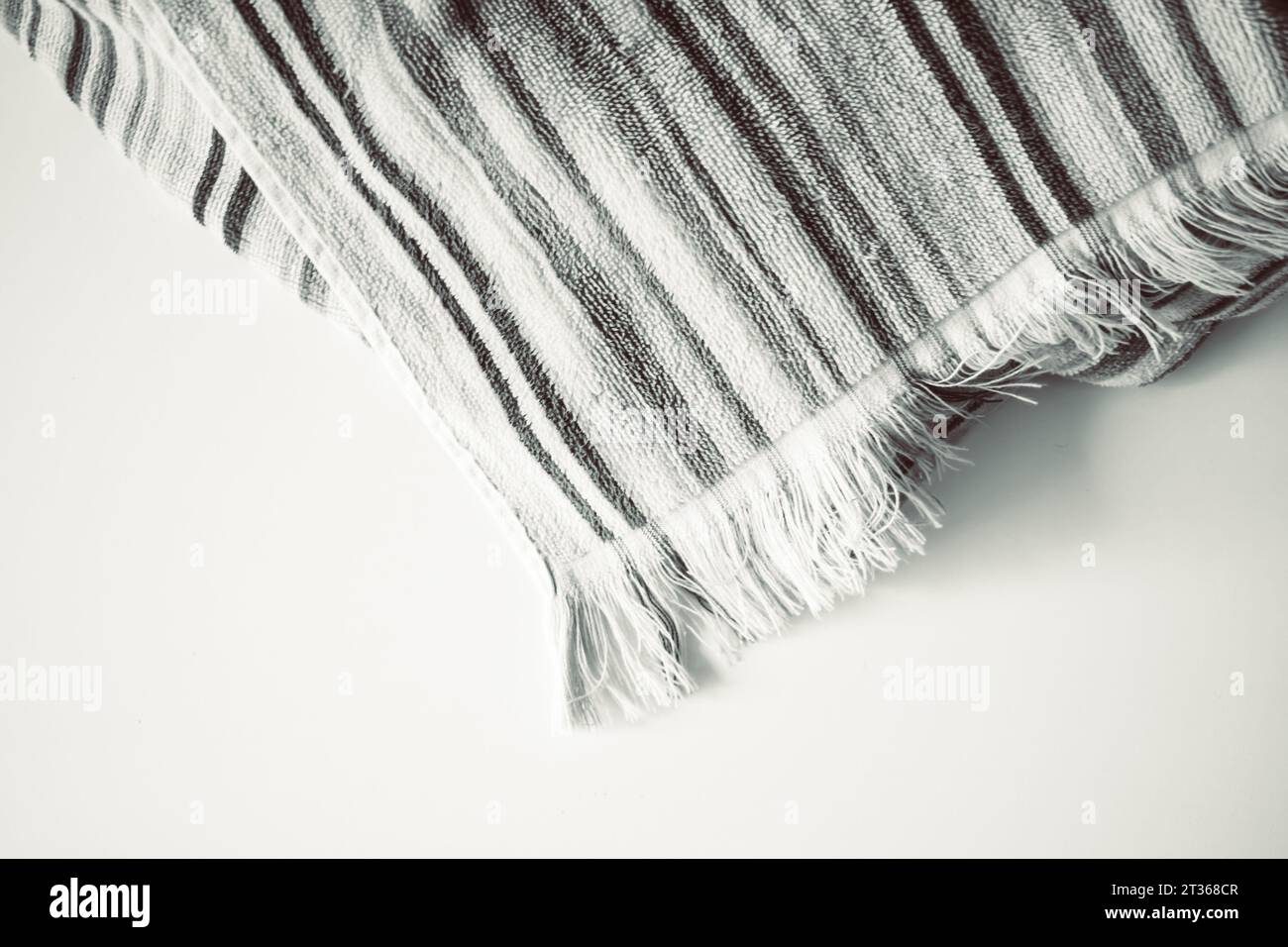 Vista panoramica di un asciugamano dall'alto su sfondo bianco Foto Stock