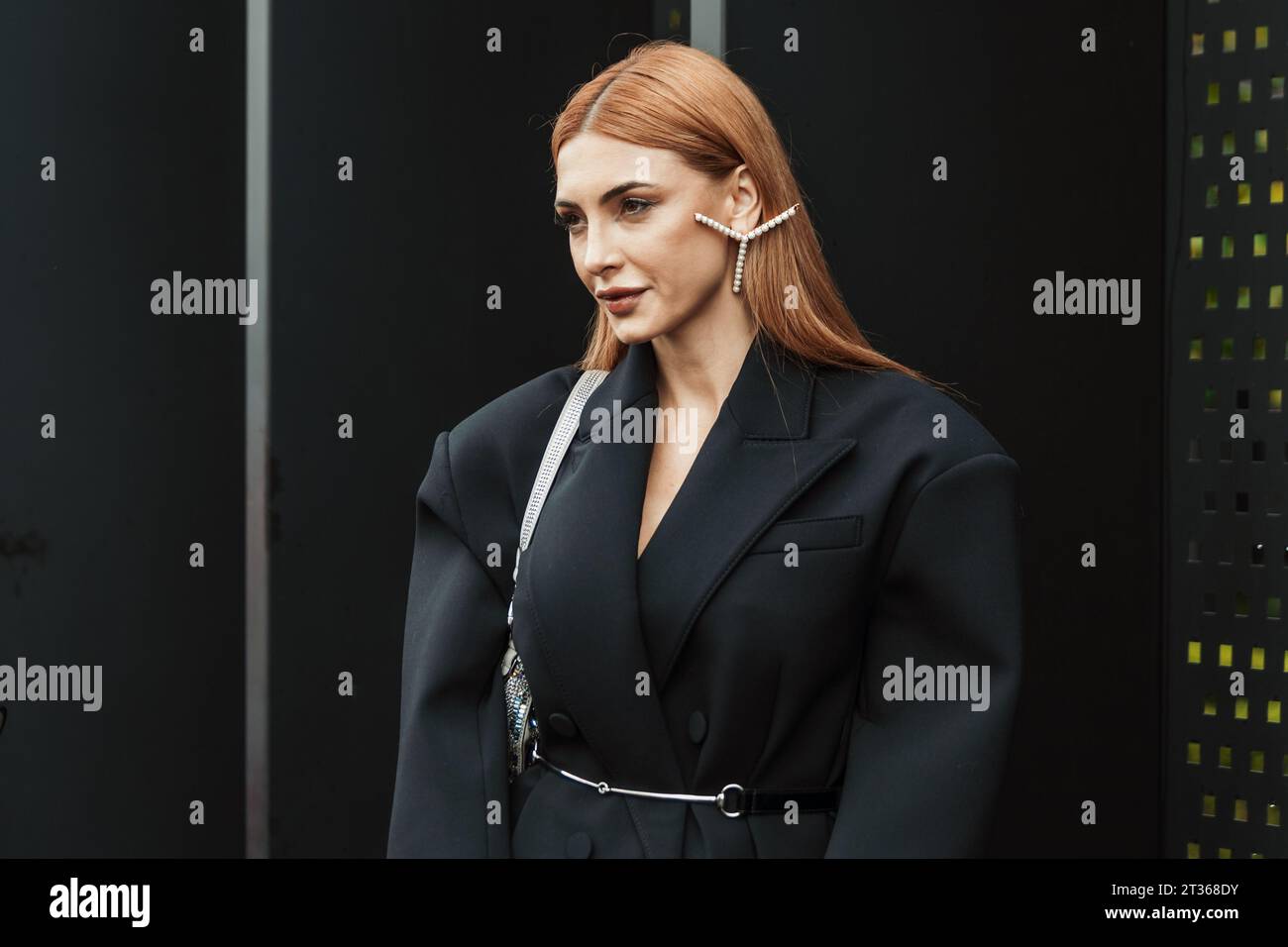 Un ospite fuori dalla sfilata di Gucci durante la settimana della moda di Milano Primavera/Estate 2024. Foto Stock