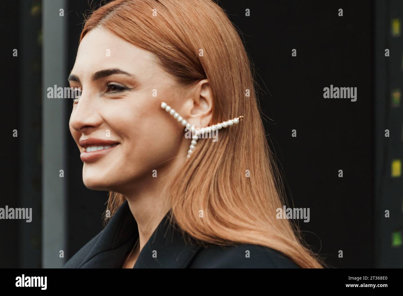 Un ospite fuori dalla sfilata di Gucci durante la settimana della moda di Milano Primavera/Estate 2024. Foto Stock