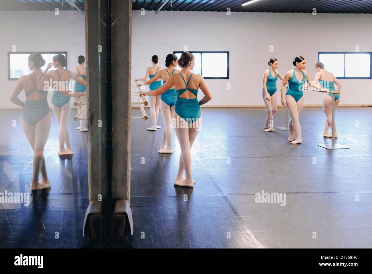 Studenti di balletto che fanno prove nella scuola di danza Foto Stock