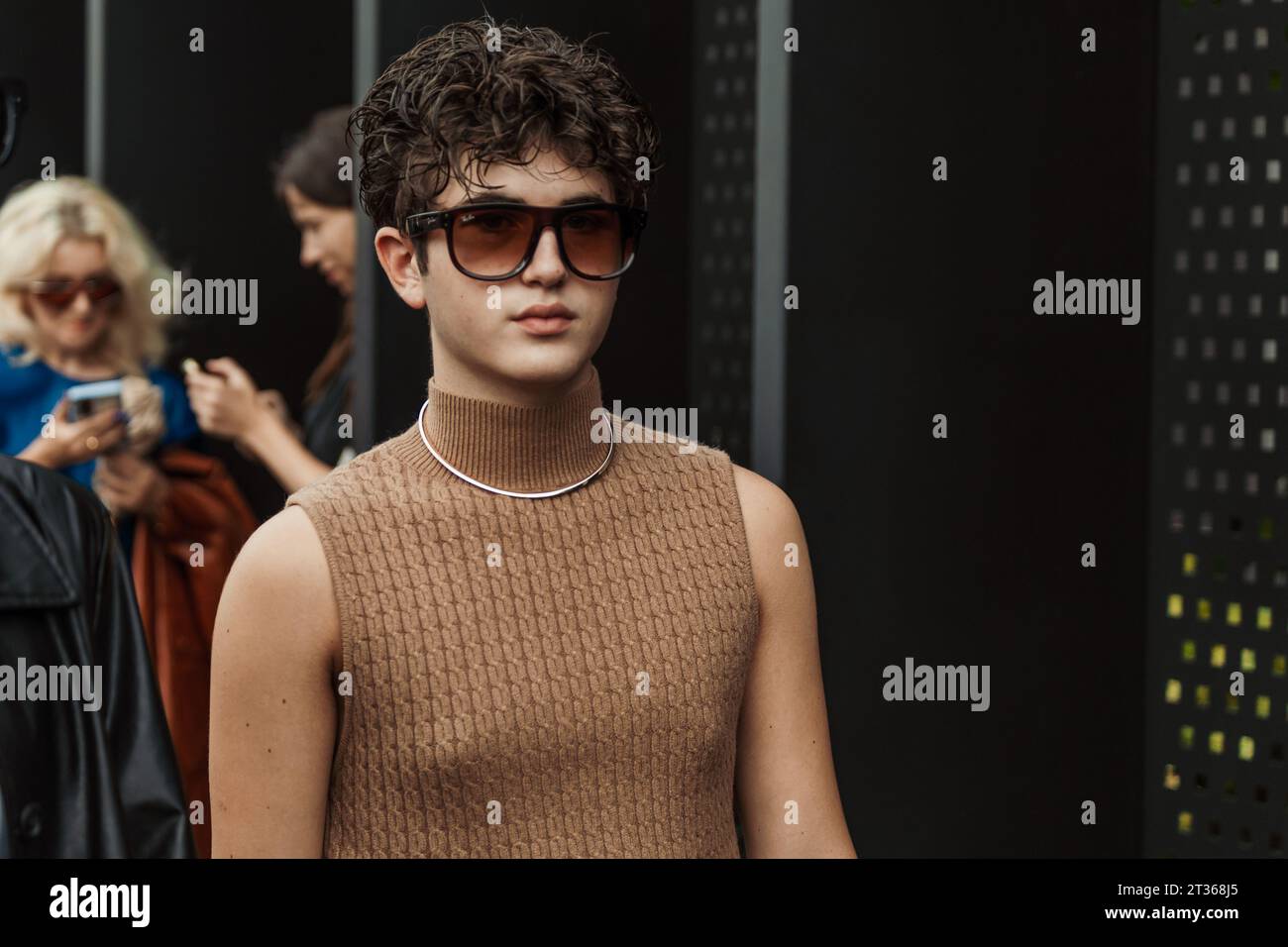 Un ospite fuori dalla sfilata di Gucci durante la settimana della moda di Milano Primavera/Estate 2024. Foto Stock
