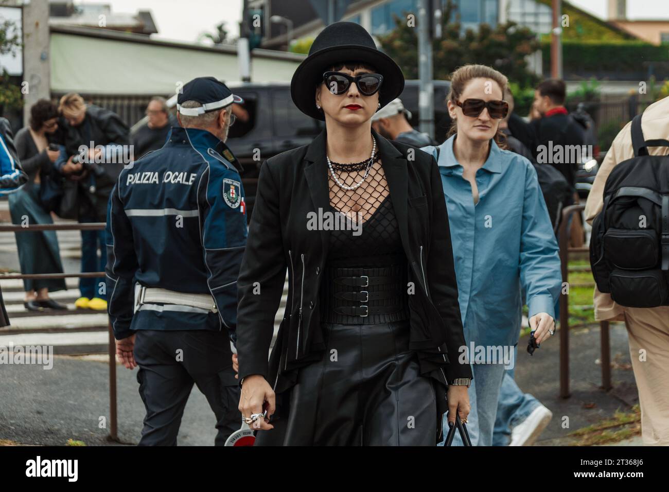 Un ospite fuori dalla sfilata di Gucci durante la settimana della moda di Milano Primavera/Estate 2024. Foto Stock