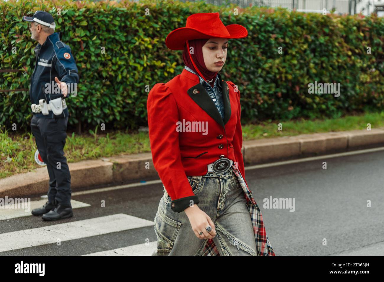 Un ospite fuori dalla sfilata di Gucci durante la settimana della moda di Milano Primavera/Estate 2024. Foto Stock