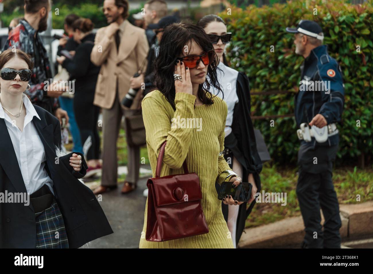 Un ospite fuori dalla sfilata di Gucci durante la settimana della moda di Milano Primavera/Estate 2024. Foto Stock