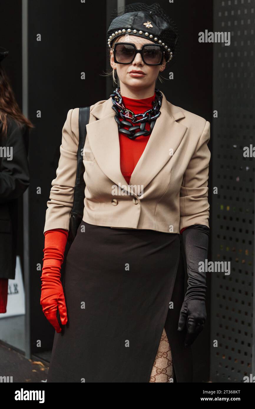 Un ospite fuori dalla sfilata di Gucci durante la settimana della moda di Milano Primavera/Estate 2024. Foto Stock