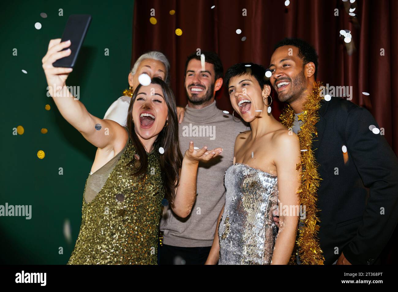 Donna felice che scatta selfie con la famiglia sullo smartphone a casa Foto Stock