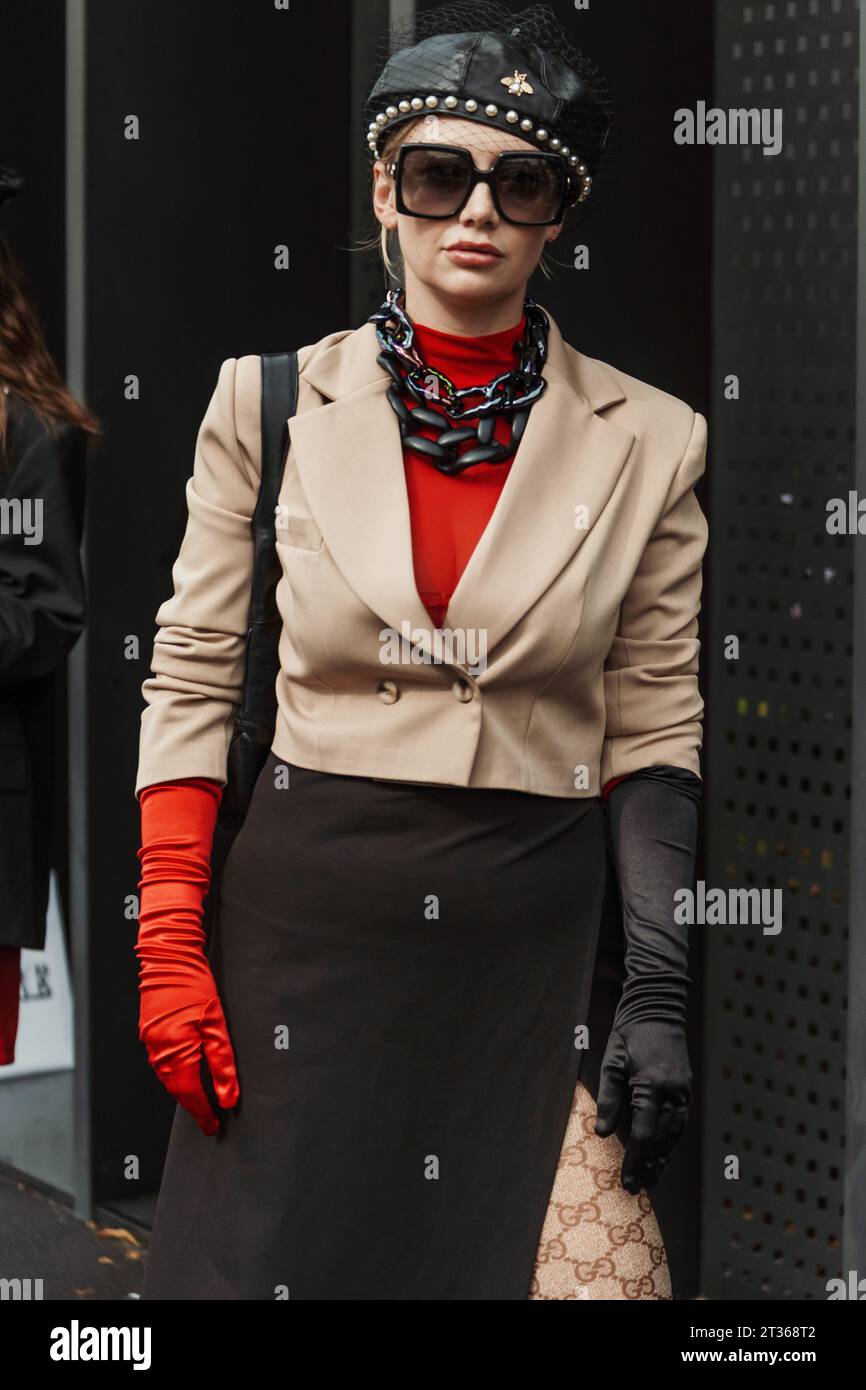 Un ospite fuori dalla sfilata di Gucci durante la settimana della moda di Milano Primavera/Estate 2024. Foto Stock