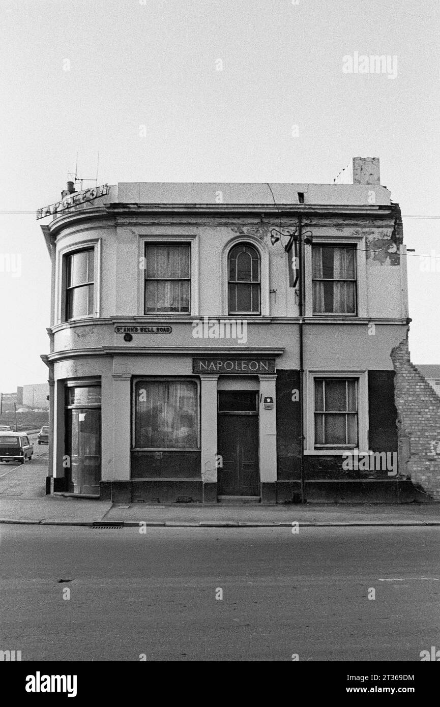 Napoleon Public House all'incrocio tra St Ann's Well Road e Northumberland Street, durante la slum di St Ann's, Nottingham. 1969-1972 Foto Stock