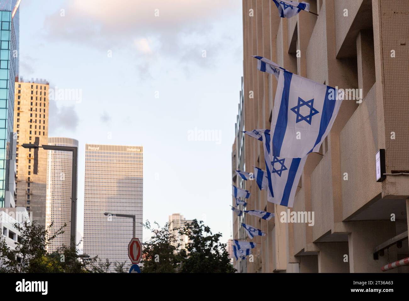 Tel Aviv, Israele - 19 ottobre 2023 - le bandiere israeliane sono appese all'esterno per solidarietà dopo l'attacco di Hamas del 7 ottobre. Foto Stock